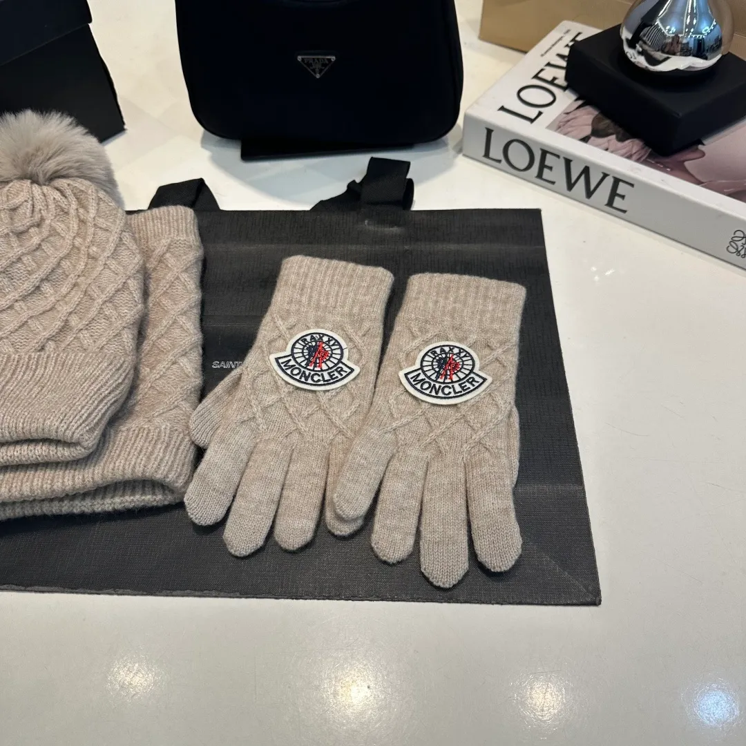 P160 Moncler muzzle suit 2025 autumn and winter style cuffed wool knitted beanie + scarf + gloves High quality customization! This must be my favorite of minimalism. It is clean, neat, fashionable and versatile, and will definitely not be picky about your face shape! A fashionable classic that lasts forever!