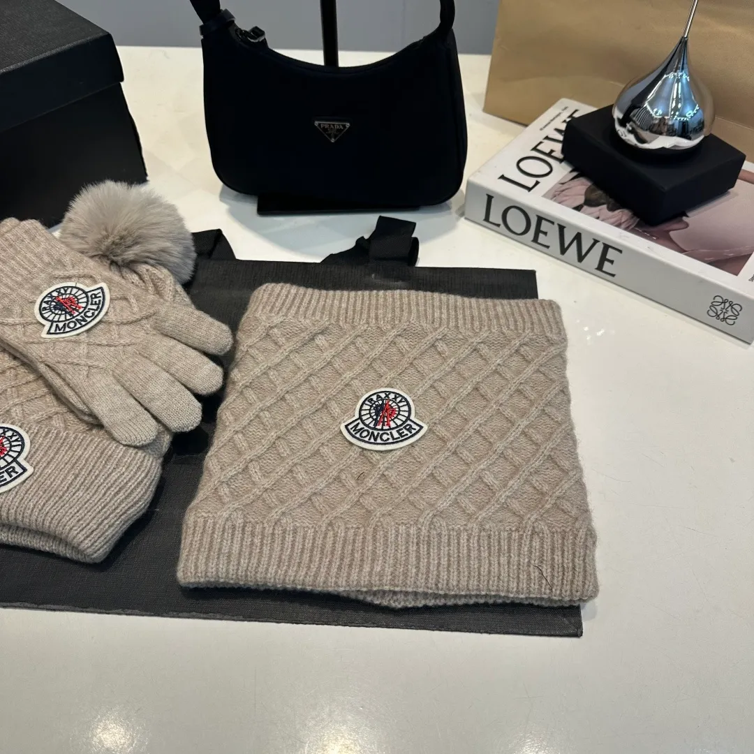 P160 Moncler muzzle suit 2025 autumn and winter style cuffed wool knitted beanie + scarf + gloves High quality customization! This must be my favorite of minimalism. It is clean, neat, fashionable and versatile, and will definitely not be picky about your face shape! A fashionable classic that lasts forever!