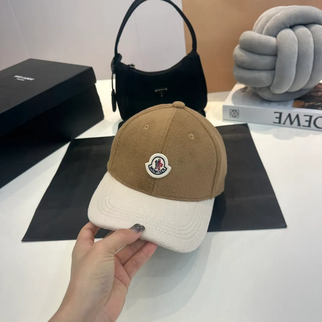P60 moncler baseball cap, a must-have for no-makeup makeup. It looks cool when paired with sweaters and T-shirts! The days when I don’t wash my hair all depend on this hat~