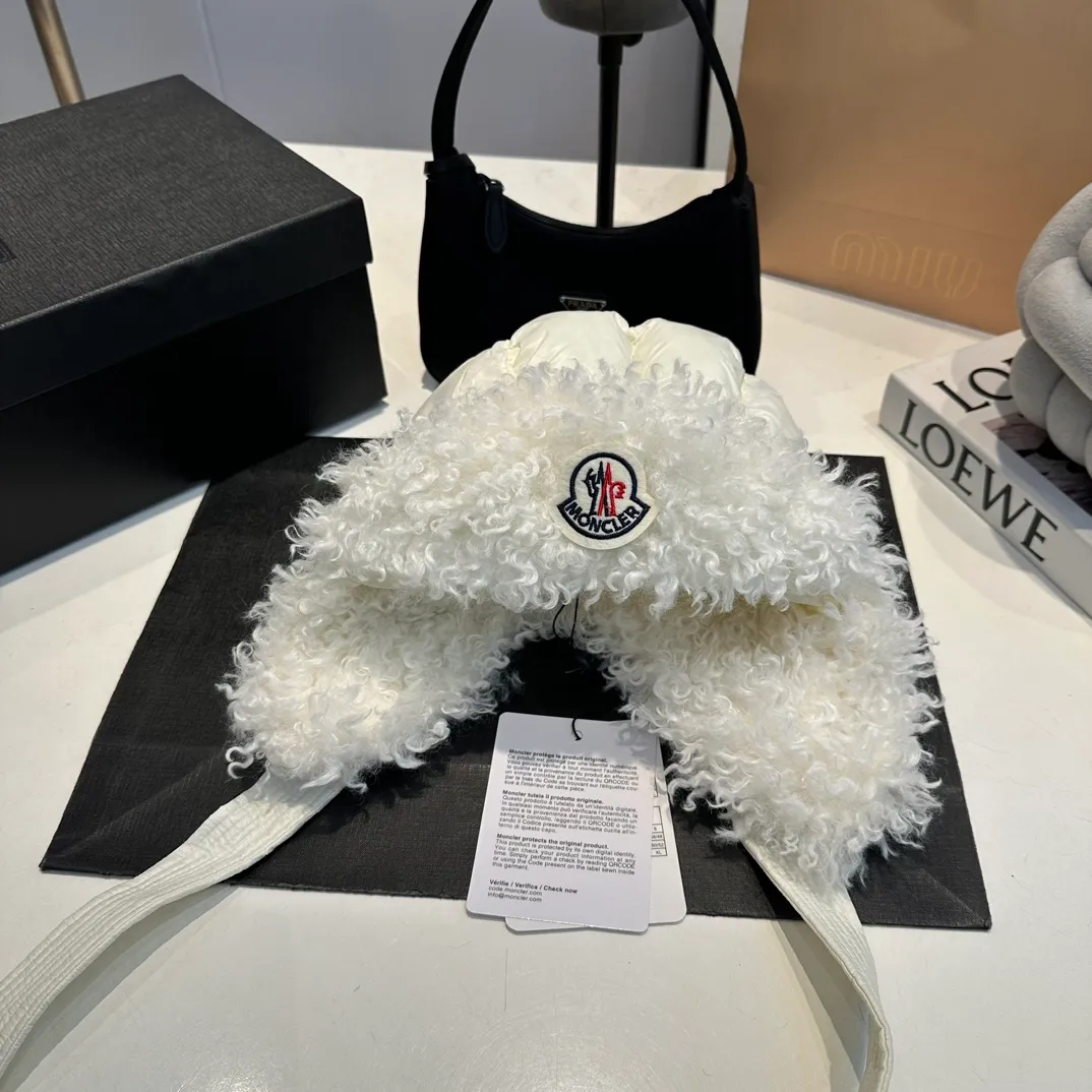 P80 Moncler Muzzle Lei Feng Hat is super warm. This teddy bear jacket is made of high-end blended lamb wool fabric. It feels really good and super soft. The plush material and goose down filling make it visually warm and full of security. This is a must-have lamb down cotton hat for autumn and winter.
