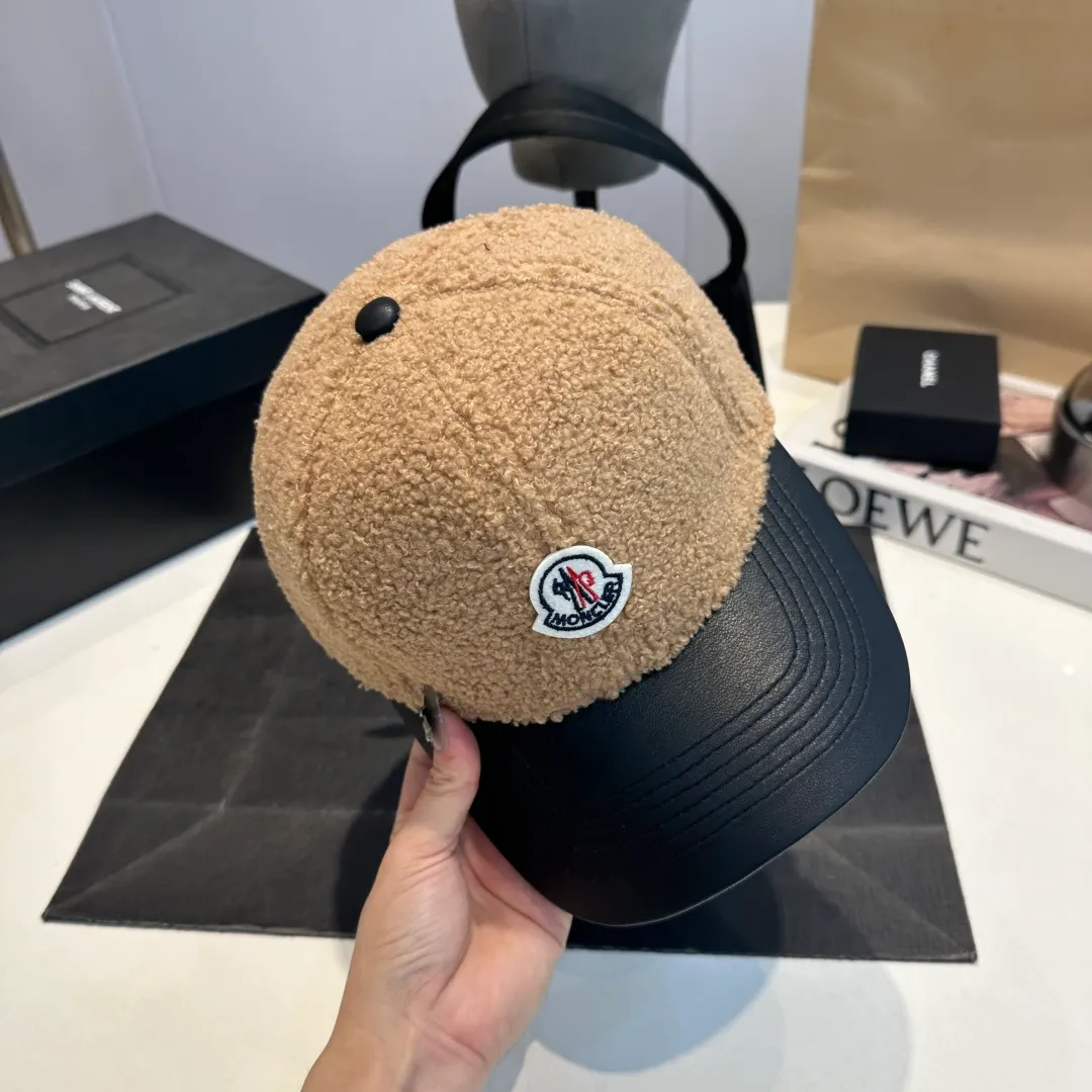 P 54 MONCLER lambswool and leather baseball cap with mouth, suitable for young and fashionable people, with strong visual effect, three-dimensional letters, good-looking and high-quality!