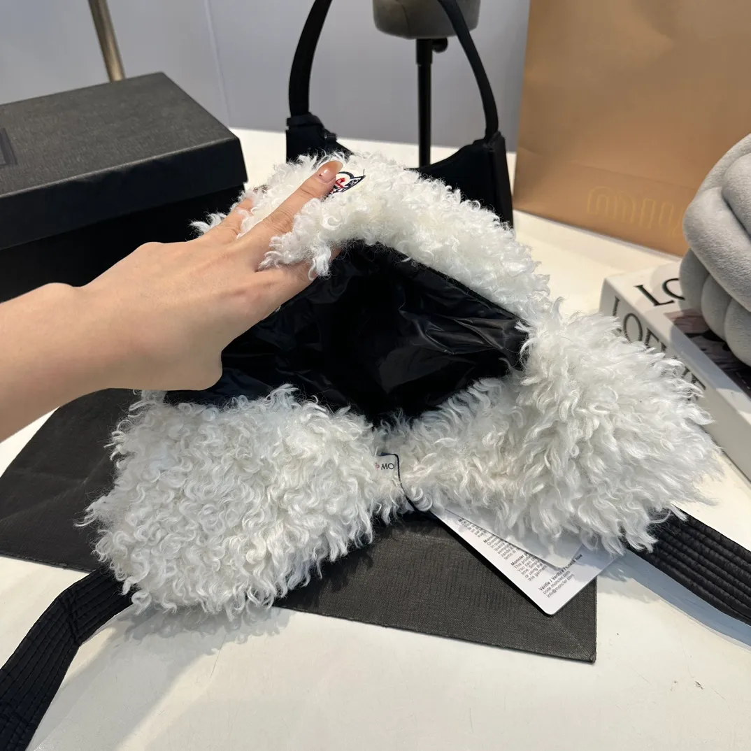 P80 Moncler Muzzle Lei Feng Hat is super warm. This teddy bear jacket is made of high-end blended lamb wool fabric. It feels really good and super soft. The plush material and goose down filling make it visually warm and full of security. This is a must-have lamb down cotton hat for autumn and winter.