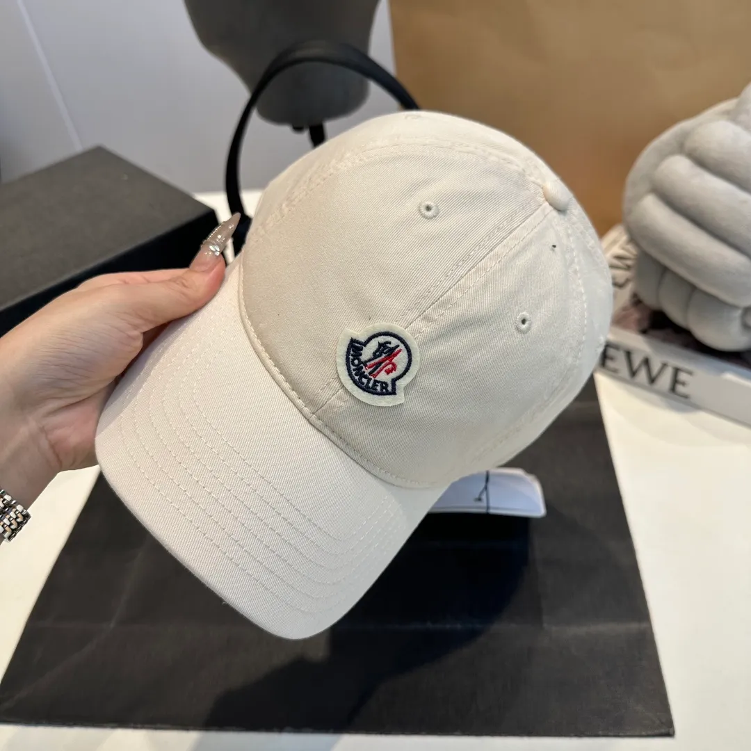 P56 MONCLER new baseball cap, a fashionable street item with a great style, a favorite among Internet celebrities and fashion bloggers! High quality, comfortable and breathable, concave shape looks good