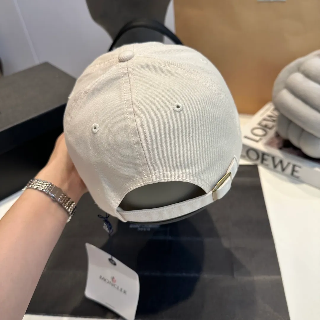 P56 MONCLER new baseball cap, a fashionable street item with a great style, a favorite among Internet celebrities and fashion bloggers! High quality, comfortable and breathable, concave shape looks good