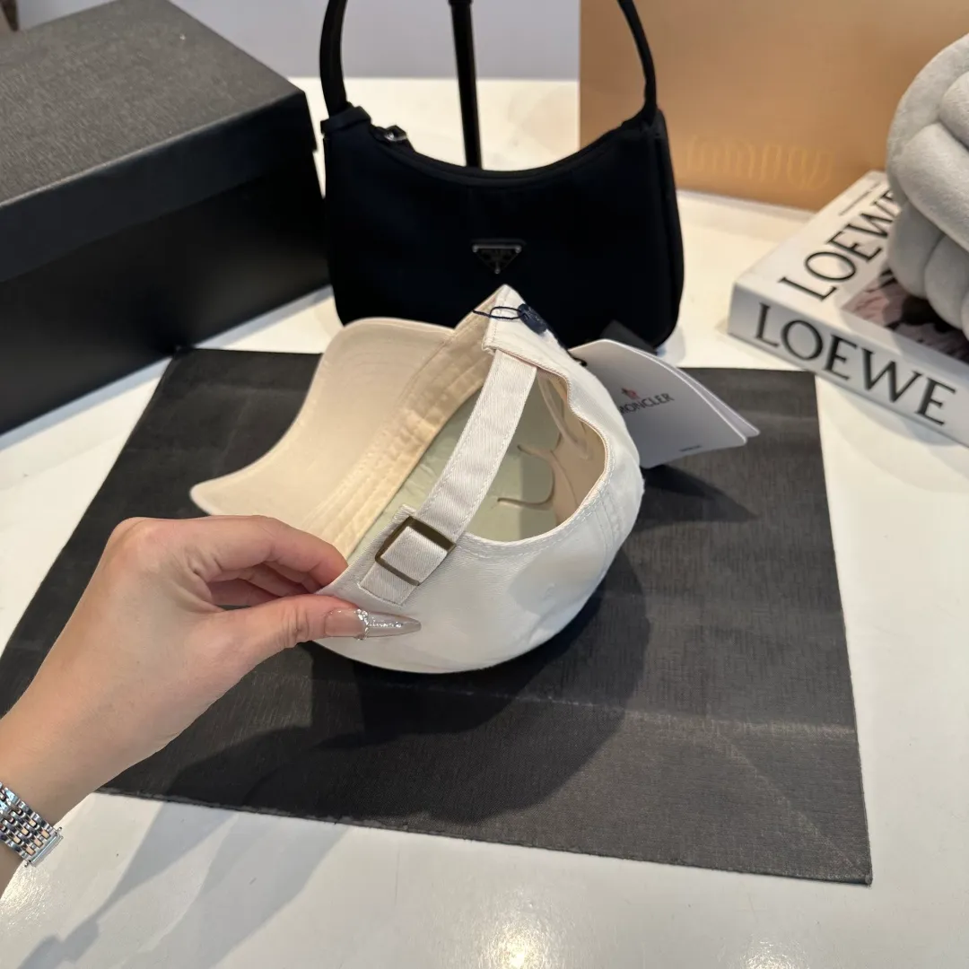 P56 MONCLER new baseball cap, a fashionable street item with a great style, a favorite among Internet celebrities and fashion bloggers! High quality, comfortable and breathable, concave shape looks good