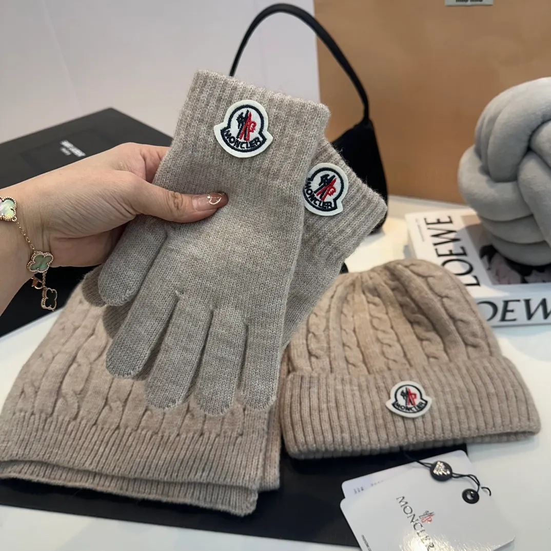 P180 Moncler autumn and winter counter model knitted beanie + scarf + gloves three-piece set, classic pattern, warm and fashionable! Fashionable and popular 🌸First-class texture, pure wool