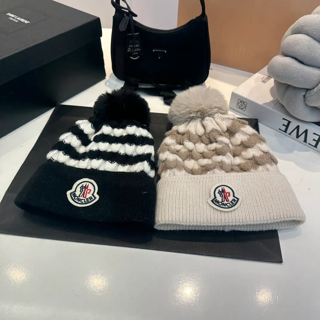 P60 moncler hooded twist warm beanie, sweet and cool style get! Reduce your age and make your face appear smaller. I’d like to share it with you all. The four colors match well and the breasts are so milky~
