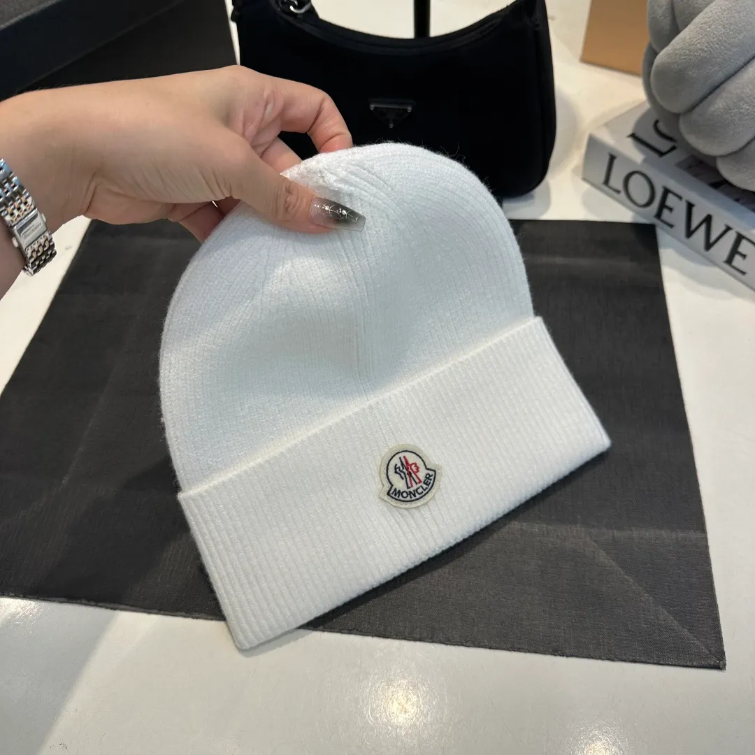 P130 Moncler autumn and winter counter style knitted beanie + scarf with classic pattern, warm and fashionable! Fashionable and popular 🌸First-class texture, pure wool