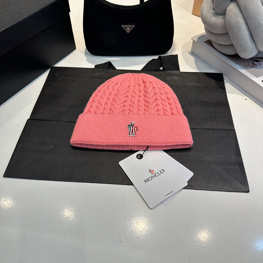 P50 MONCLER Mouth Mouth🎩Knitted Beanie, comes with QR code, good quality, high-end, super soft! Super hot💖The texture is great and it’s great to match when out on the street! Fashion trends! A must-have item for autumn and winter, the same style for men and women is available now!