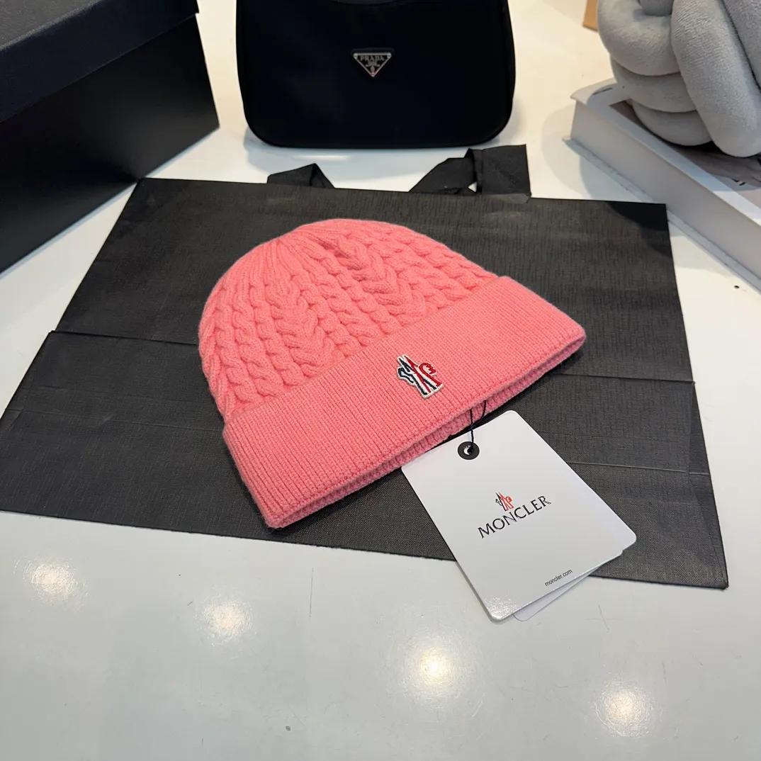 P50 MONCLER Mouth Mouth🎩Knitted Beanie, comes with QR code, good quality, high-end, super soft! Super hot💖The texture is great and it’s great to match when out on the street! Fashion trends! A must-have item for autumn and winter, the same style for men and women is available now!