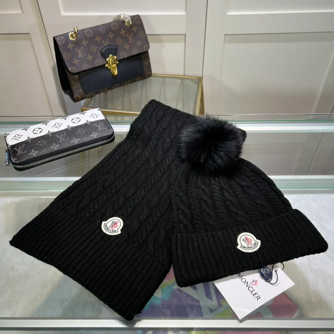 P170 MONCLER classic suit hat! Hat ➕Scarf! Cashmere and Rabbit Velvet Quality! It's warm and super comfortable~A great tool for young ladies to reduce their age in winter~This winter, all you need is a set of hats~It's warm and fashionable! Unisex model! Can be made as a couple model! Complete range of anti-counterfeiting labels and elevators! Many styles, welcome to choose!!