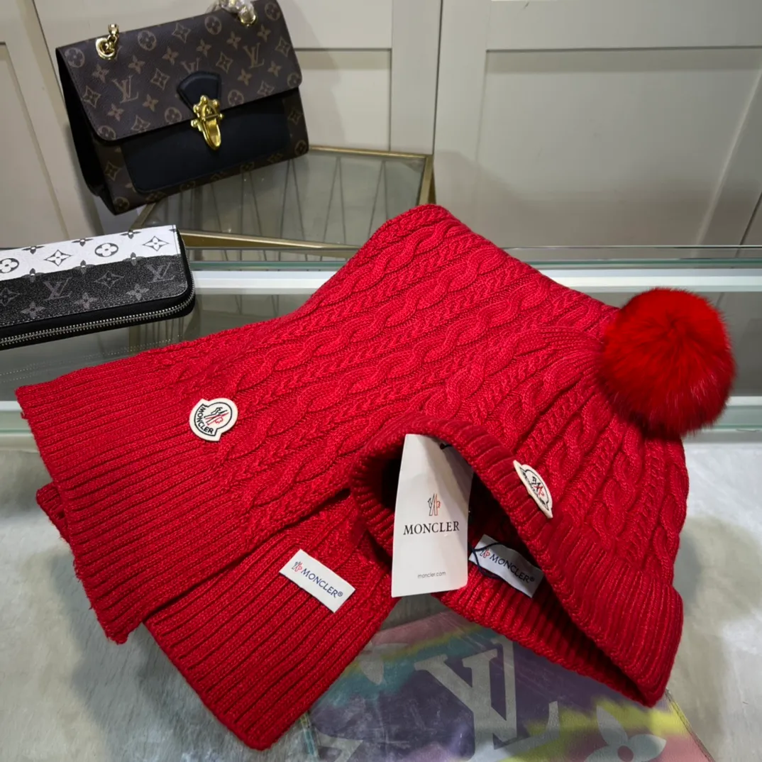 P170 MONCLER classic suit hat! Hat ➕Scarf! Cashmere and Rabbit Velvet Quality! It's warm and super comfortable~A great tool for young ladies to reduce their age in winter~This winter, all you need is a set of hats~It's warm and fashionable! Unisex model! Can be made as a couple model! Complete range of anti-counterfeiting labels and elevators! Many styles, welcome to choose!!