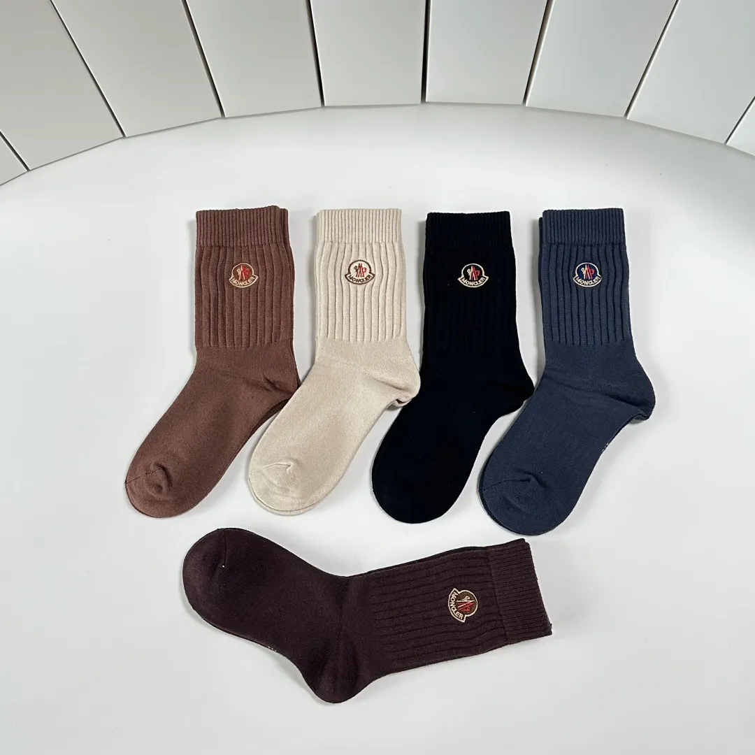 Special P100 💛 Comes with counter packaging MONCLER’s latest mid-length cashmere embroidered socks! Five pairs in a box, synchronized tube socks at the counter, 💛 big brands are out, a must-have for fashionistas 🔥 super easy to match
