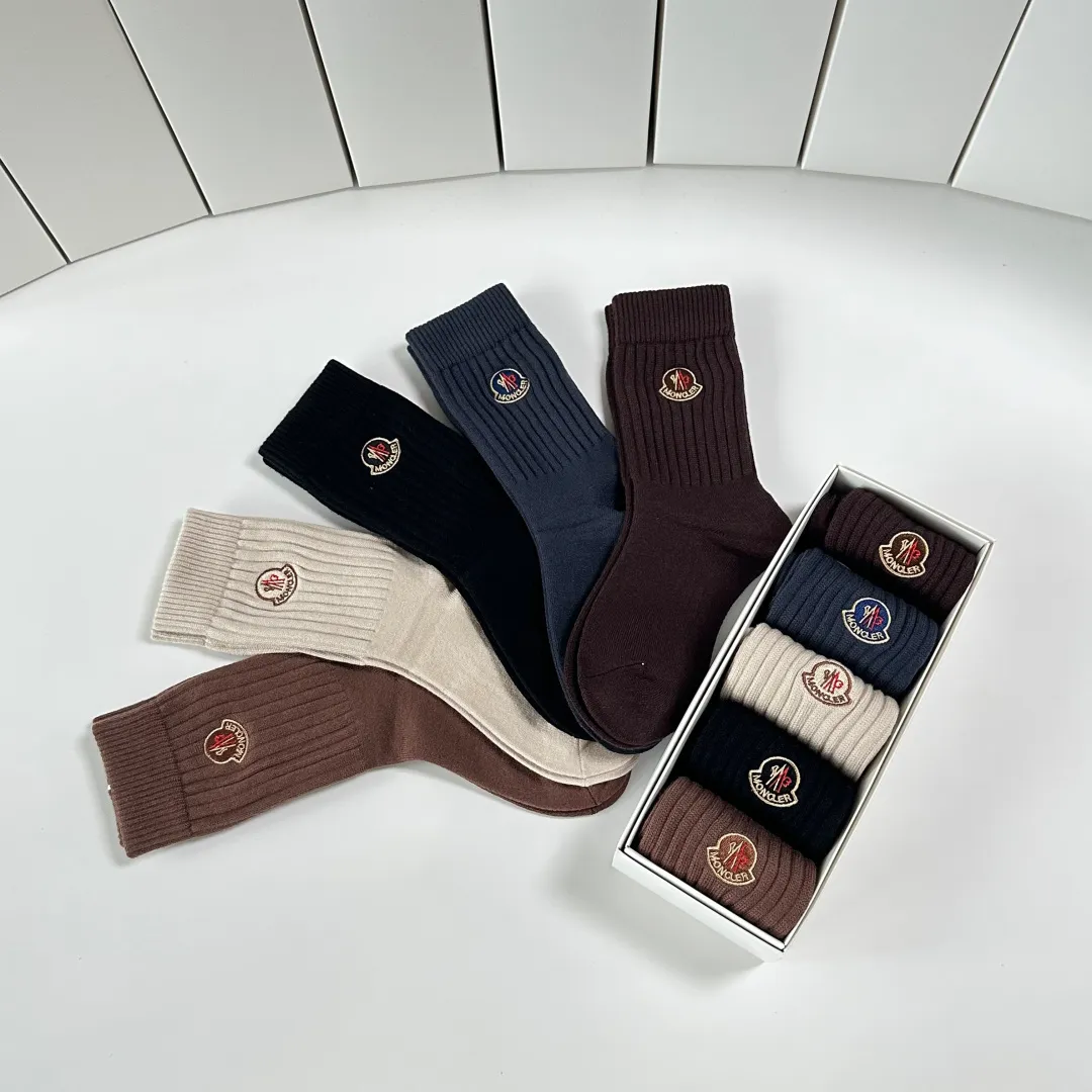 Special P100 💛 Comes with counter packaging MONCLER’s latest mid-length cashmere embroidered socks! Five pairs in a box, synchronized tube socks at the counter, 💛 big brands are out, a must-have for fashionistas 🔥 super easy to match