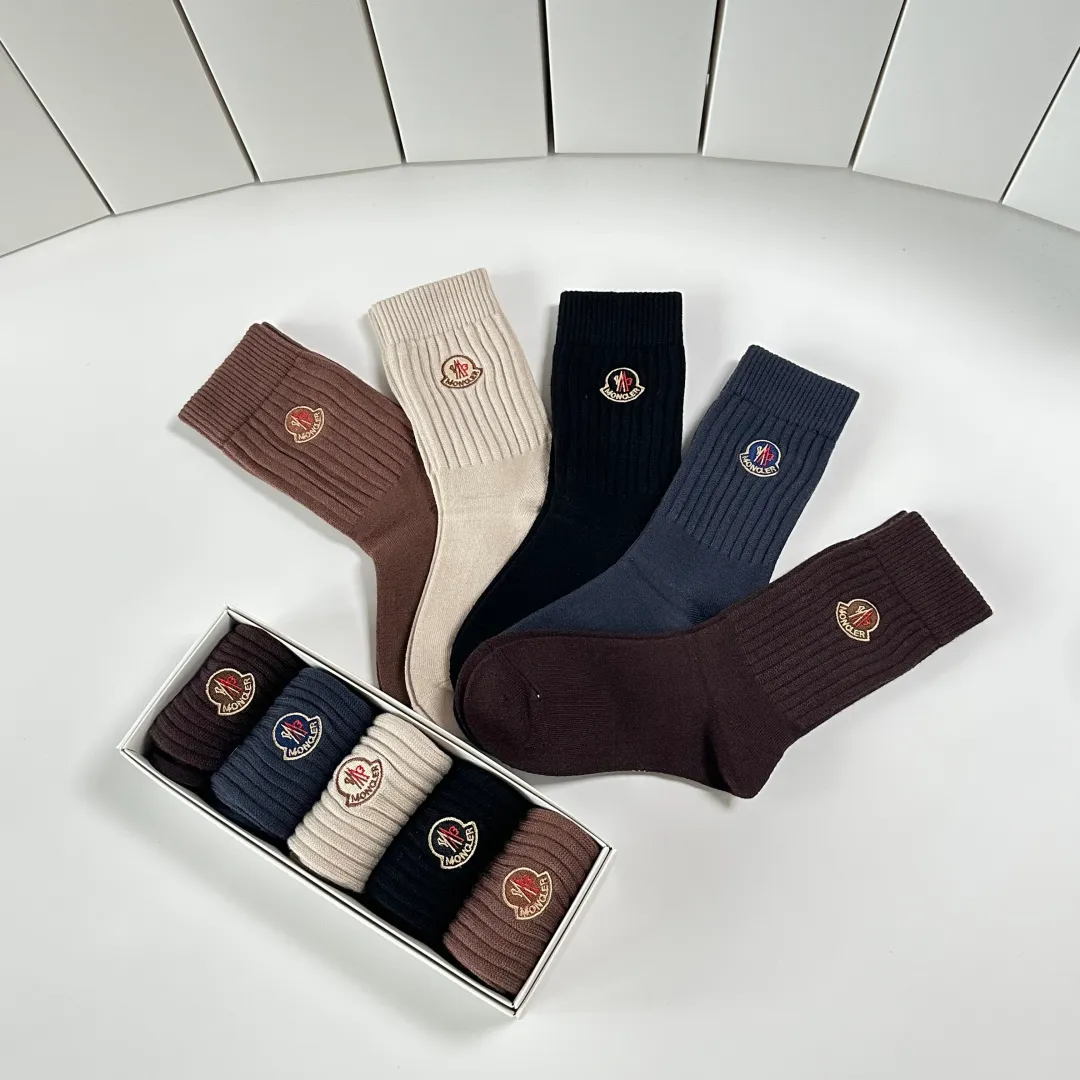 Special P100 💛 Comes with counter packaging MONCLER’s latest mid-length cashmere embroidered socks! Five pairs in a box, synchronized tube socks at the counter, 💛 big brands are out, a must-have for fashionistas 🔥 super easy to match