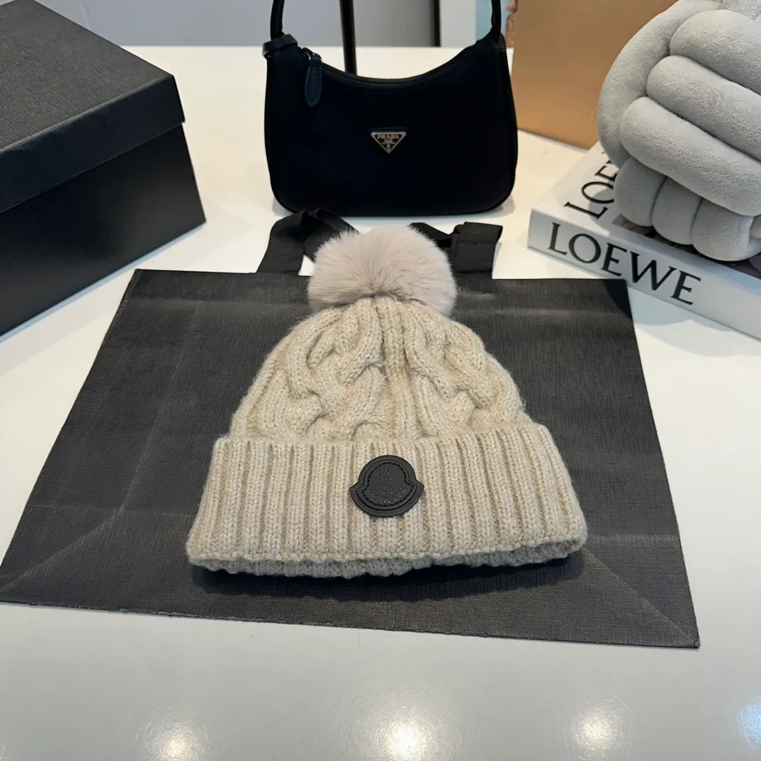 P70 Moncler 💥 Official website classic knitted hat, replica of the original. Very soft and skin-friendly, very elastic 💓 Textured and very versatile style ~ Warm cashmere woolen hat, one size fits all and elastic ~ Unisex, can be worn by any head size. Super quality, highly recommended