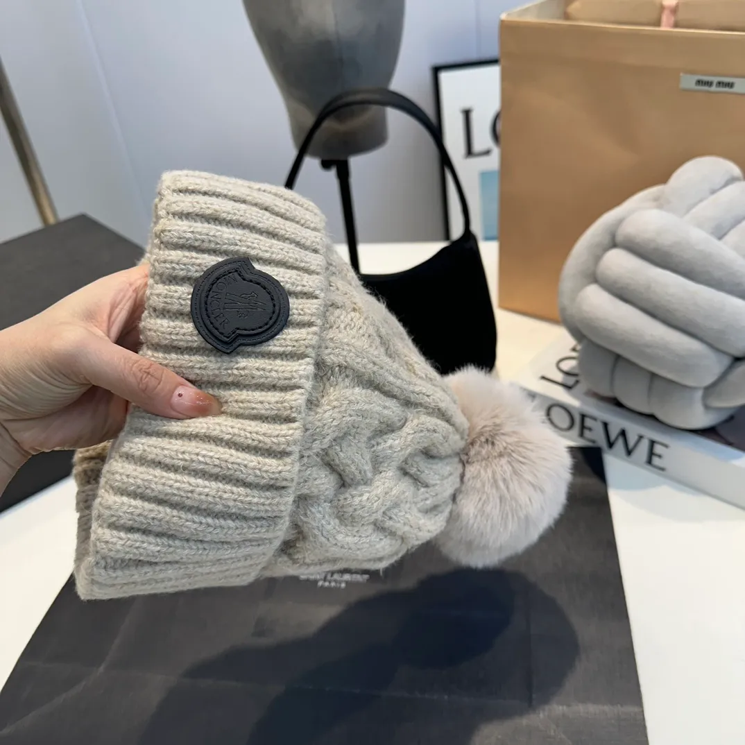 P70 Moncler 💥 Official website classic knitted hat, replica of the original. Very soft and skin-friendly, very elastic 💓 Textured and very versatile style ~ Warm cashmere woolen hat, one size fits all and elastic ~ Unisex, can be worn by any head size. Super quality, highly recommended