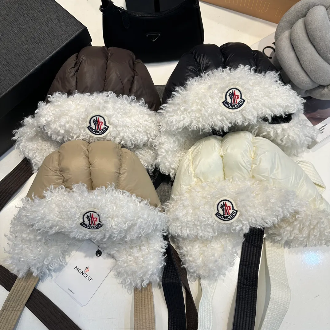 P80 Moncler Muzzle Lei Feng Hat is super warm. This teddy bear jacket is made of high-end blended lamb wool fabric. It feels really good and super soft. The plush material and goose down filling make it visually warm and full of security. This is a must-have lamb down cotton hat for autumn and winter.