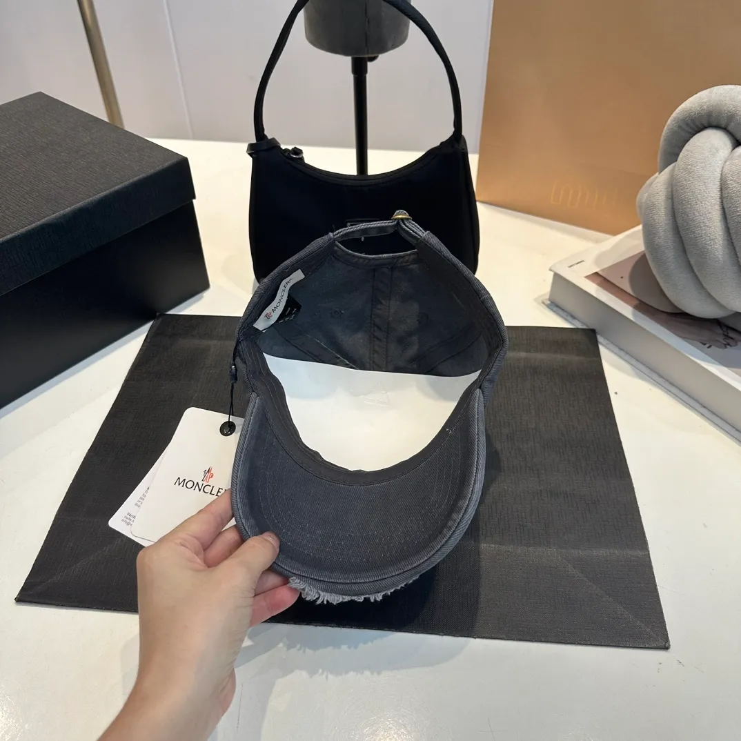 P60 MONCLER autumn and winter ripped baseball cap, suitable for young and fashionable people. It has a strong visual effect, good-looking and high-quality!
