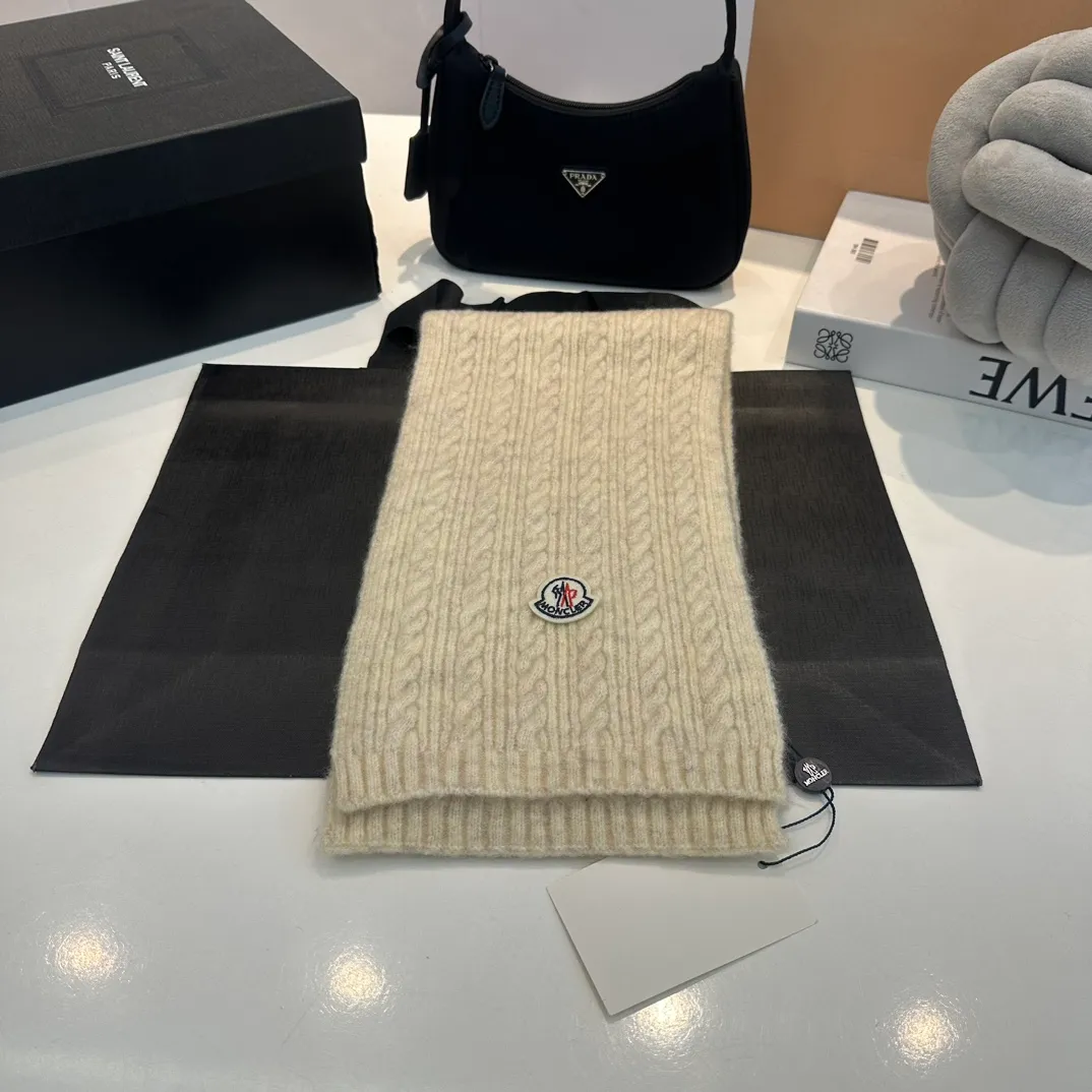 P90 MONCLER, classic cashmere and rabbit fleece quality! It's warm and super comfortable~A magical tool for young ladies to reduce their age in winter~This is the only thing you need this winter that's both warm and fashionable! Unisex model! Can be made as a couple model