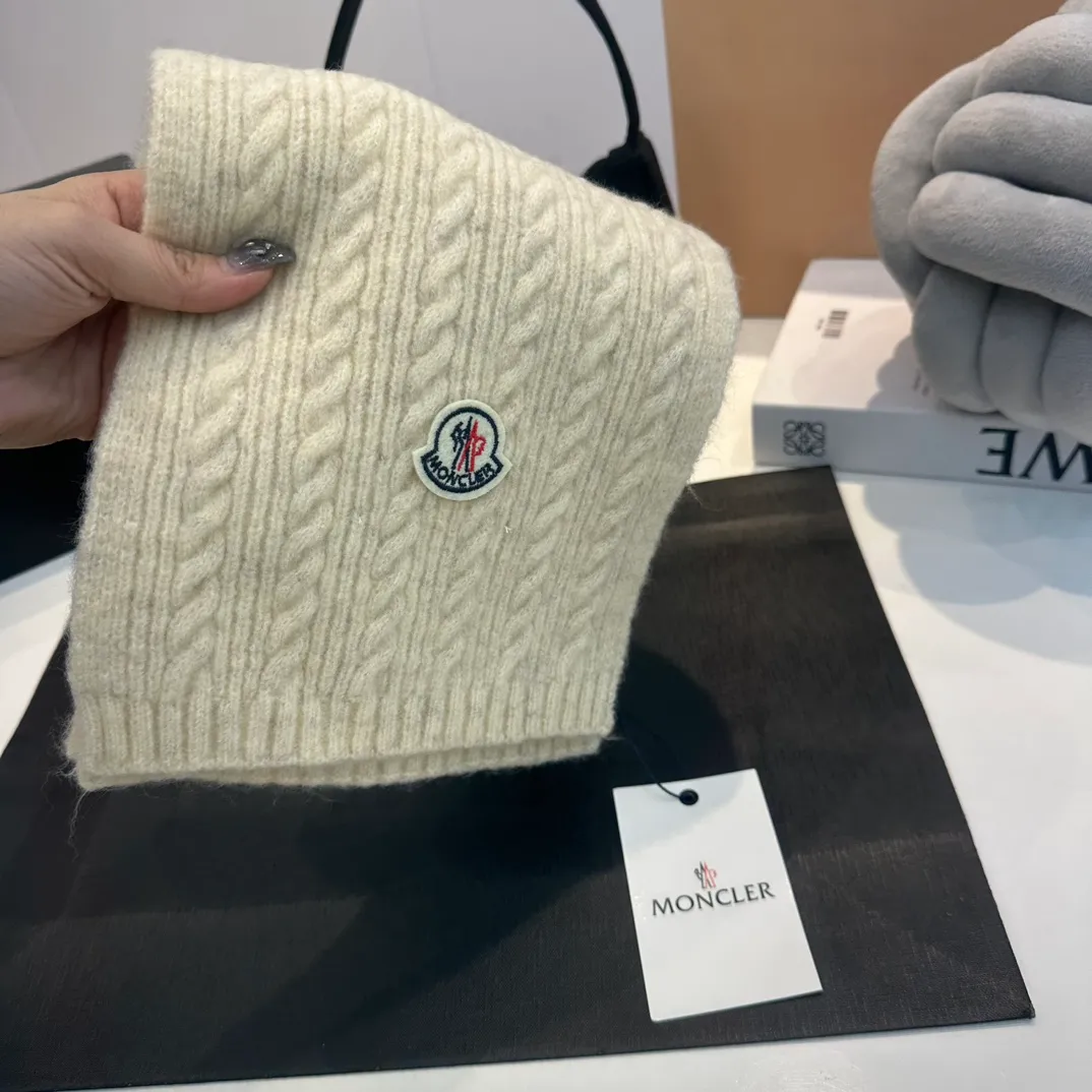 P90 MONCLER, classic cashmere and rabbit fleece quality! It's warm and super comfortable~A magical tool for young ladies to reduce their age in winter~This is the only thing you need this winter that's both warm and fashionable! Unisex model! Can be made as a couple model