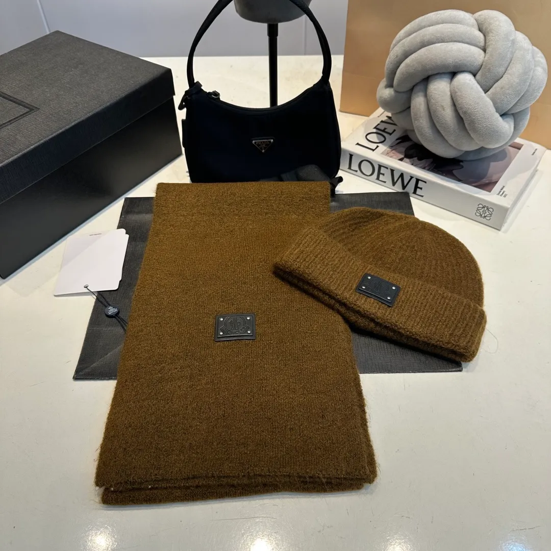 P140 Moncler muzzle suit 2025 autumn and winter style cuffed wool knitted beanie High quality customization! This must be my favorite of minimalism. It is clean, neat, fashionable and versatile, and will definitely not be picky about your face shape! A fashionable classic that lasts forever! Both men and women are welcome!