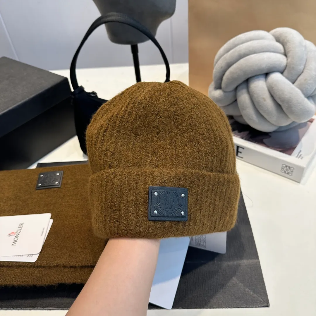 P140 Moncler muzzle suit 2025 autumn and winter style cuffed wool knitted beanie High quality customization! This must be my favorite of minimalism. It is clean, neat, fashionable and versatile, and will definitely not be picky about your face shape! A fashionable classic that lasts forever! Both men and women are welcome!