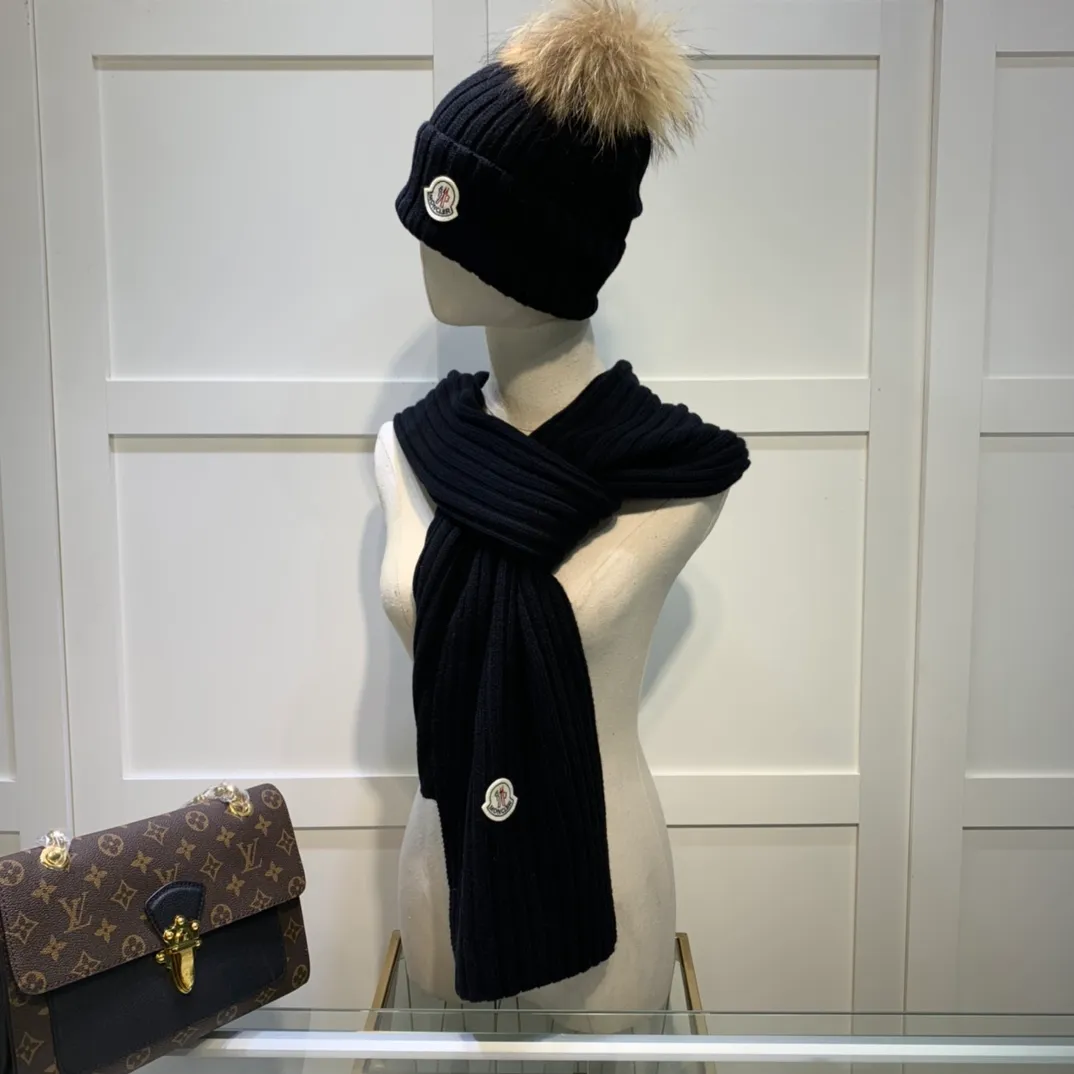 P240 [Wool suit hat] MONCLER classic suit hat! Hat ➕Scarf! It's warm and super comfortable~A great tool for young ladies to reduce their age in winter~This winter, all you need is a set of hats~It's warm and fashionable! Unisex model! Can be made as a couple model! Complete range of anti-counterfeiting labels and elevators! Many styles, welcome to choose!!
