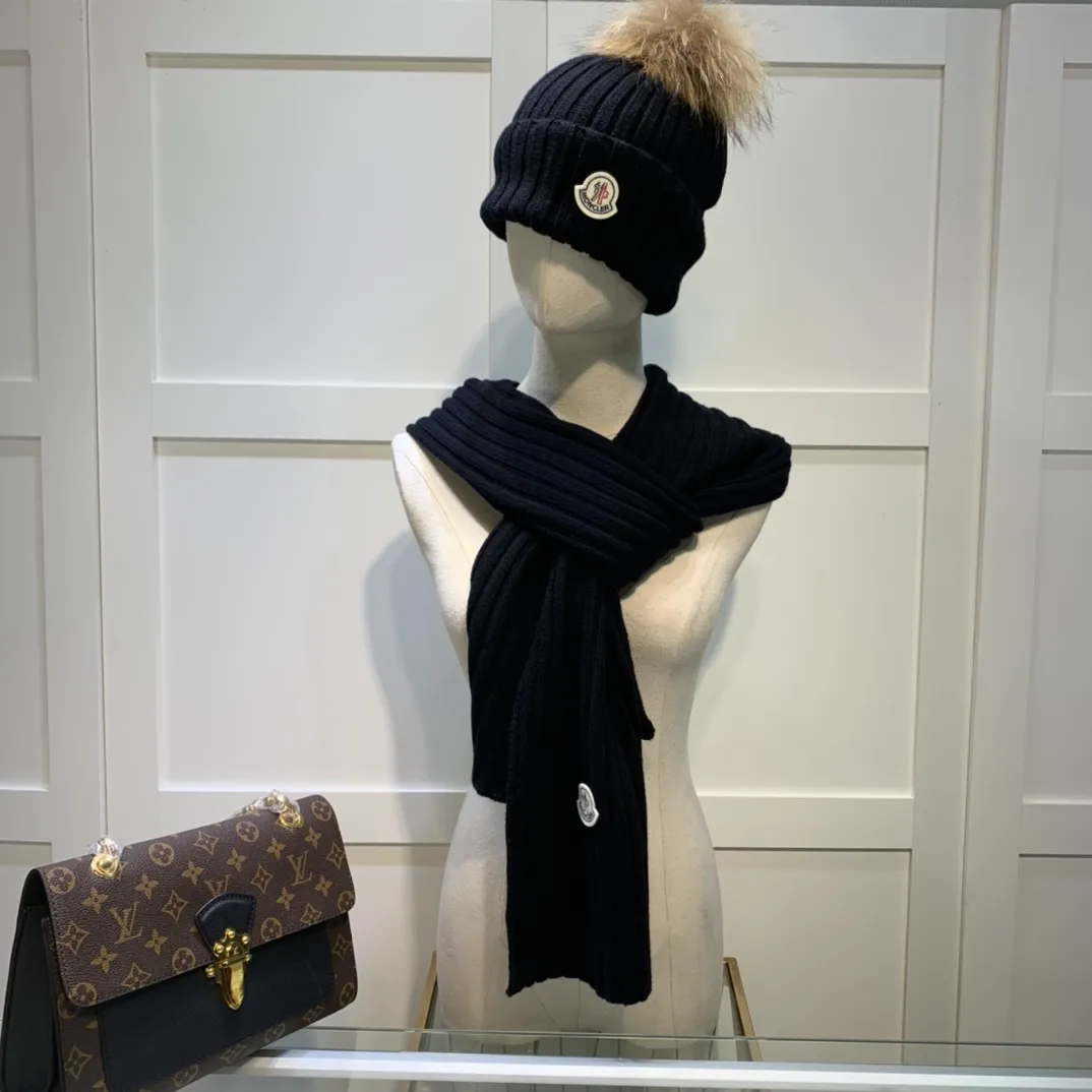 P240 [Wool suit hat] MONCLER classic suit hat! Hat ➕Scarf! It's warm and super comfortable~A great tool for young ladies to reduce their age in winter~This winter, all you need is a set of hats~It's warm and fashionable! Unisex model! Can be made as a couple model! Complete range of anti-counterfeiting labels and elevators! Many styles, welcome to choose!!