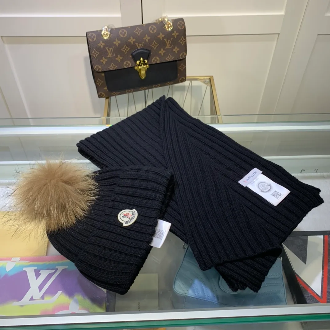 P240 [Wool suit hat] MONCLER classic suit hat! Hat ➕Scarf! It's warm and super comfortable~A great tool for young ladies to reduce their age in winter~This winter, all you need is a set of hats~It's warm and fashionable! Unisex model! Can be made as a couple model! Complete range of anti-counterfeiting labels and elevators! Many styles, welcome to choose!!