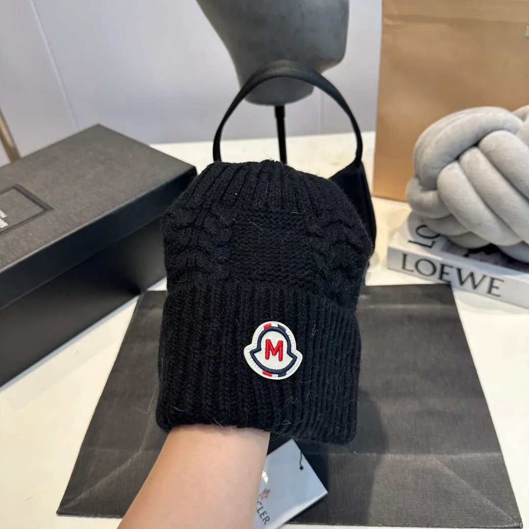P90 high version Moncler Moncler 💥 Official website classic knitted hat, replica of the original. Very soft and skin-friendly, very elastic 💓 Textured and very versatile style ~ Warm cashmere woolen hat, one size fits all and elastic ~ Unisex, can be worn by any head size. Super quality, highly recommended