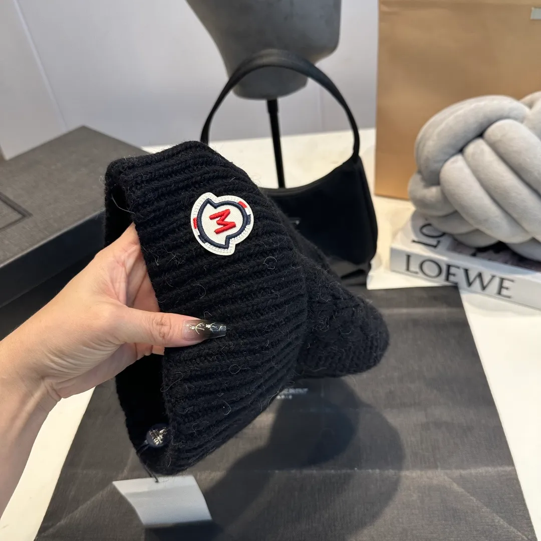 P90 high version Moncler Moncler 💥 Official website classic knitted hat, replica of the original. Very soft and skin-friendly, very elastic 💓 Textured and very versatile style ~ Warm cashmere woolen hat, one size fits all and elastic ~ Unisex, can be worn by any head size. Super quality, highly recommended