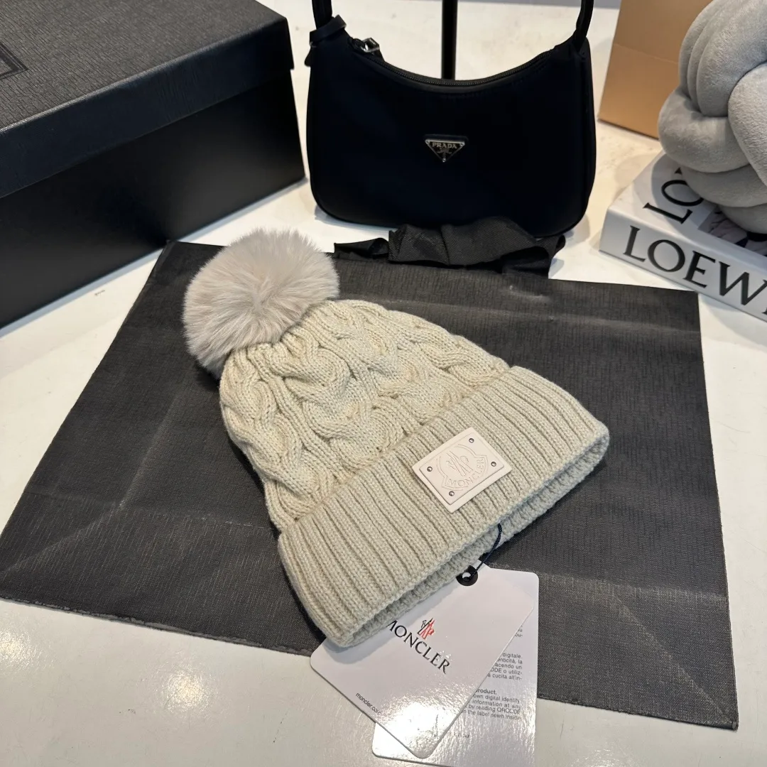P70 Moncler hooded twist warm wool hat, sweet and cool style get! Reduce your age and make your face appear smaller. I’d like to share it with you all. The four colors match well and the breasts are so milky~