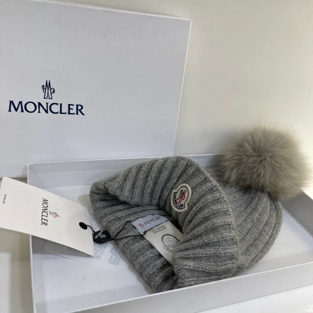 Moncler rabbit fur knitted beanie, super good quality, paired with fox fur balls of the same color, every color looks good, candy color 🔴🔵⚪️⚫️
