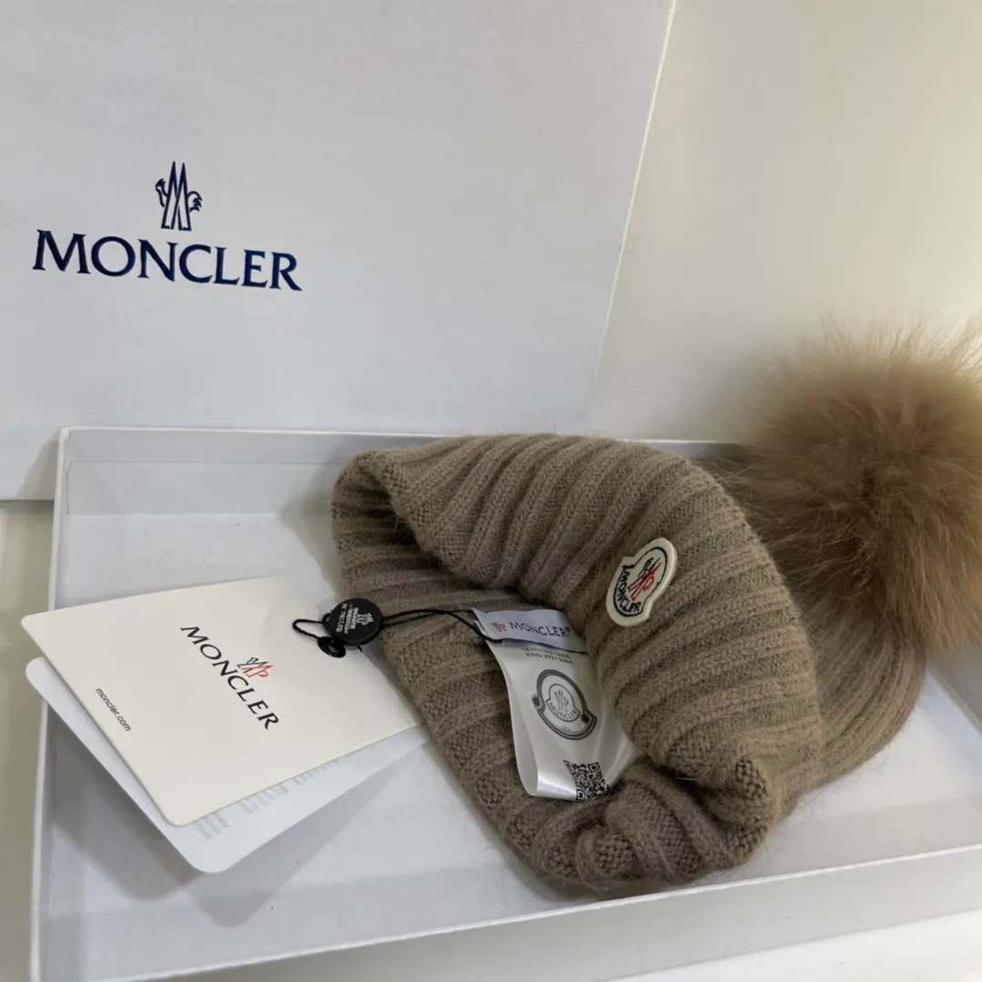 Moncler rabbit fur knitted beanie, super good quality, paired with fox fur balls of the same color, every color looks good, candy color 🔴🔵⚪️⚫️