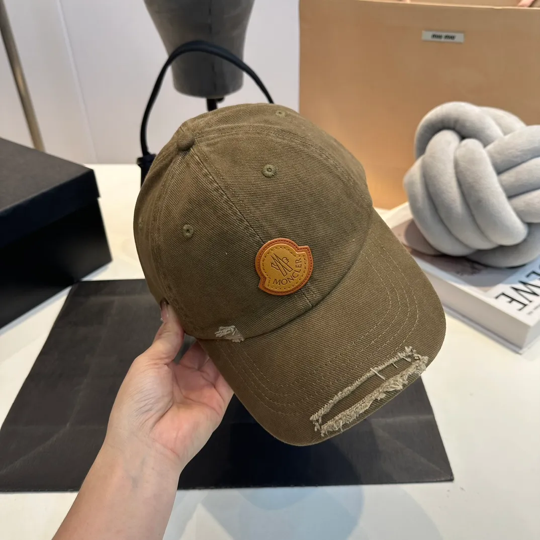 P60 MONCLER autumn and winter ripped baseball cap, suitable for young and fashionable people. It has a strong visual effect, good-looking and high-quality!