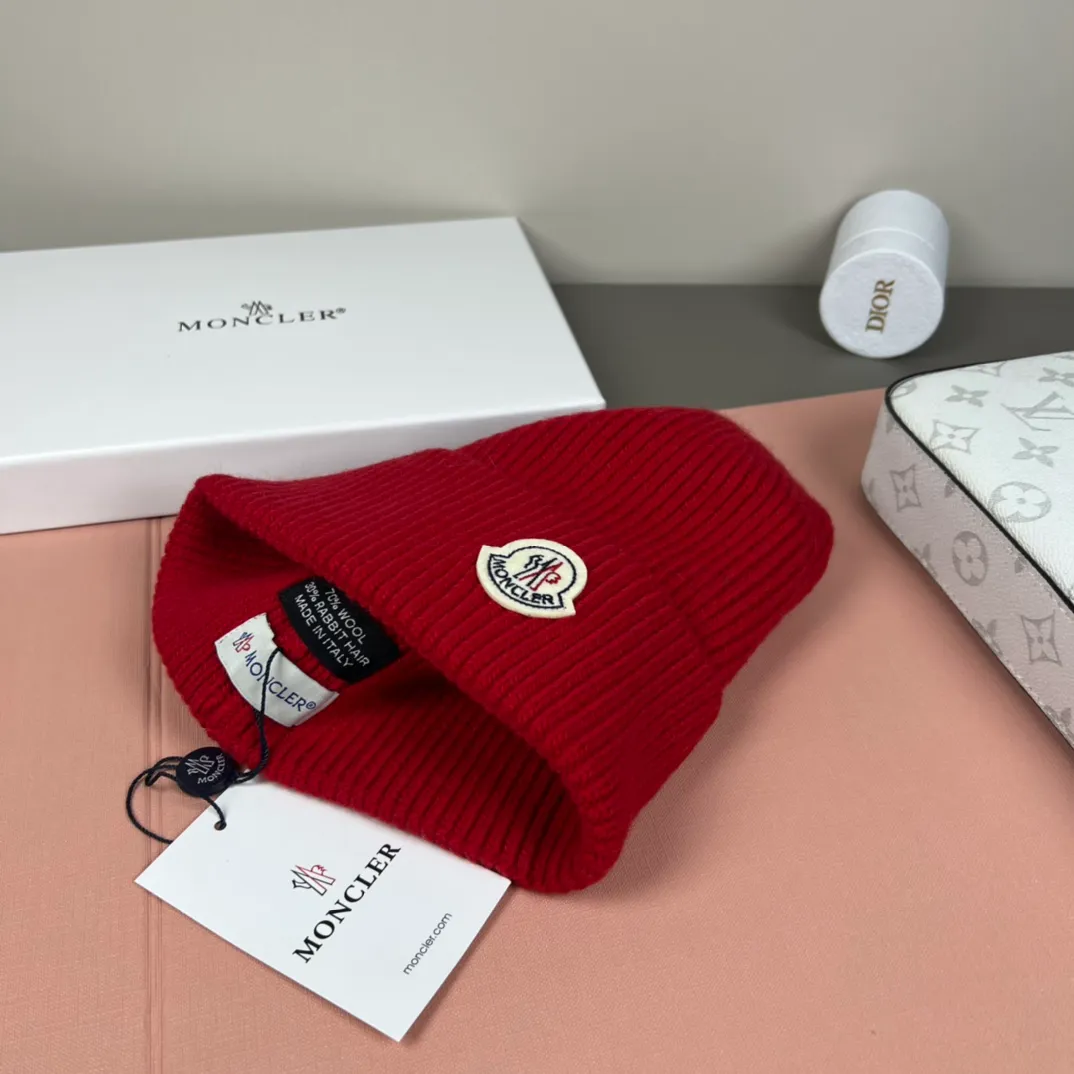 P50 comes with dust bag 🌺【MONCLER】Official website classic model, pay attention to the quality, the only one in the market that pays attention to quality details, 70% wool, 30% rabbit fur knitted hat! The same style for men and women, thicker and warmer, fashionable and popular 🌸First-class quality, the best brand for warmth in autumn and winter, order now, limited edition