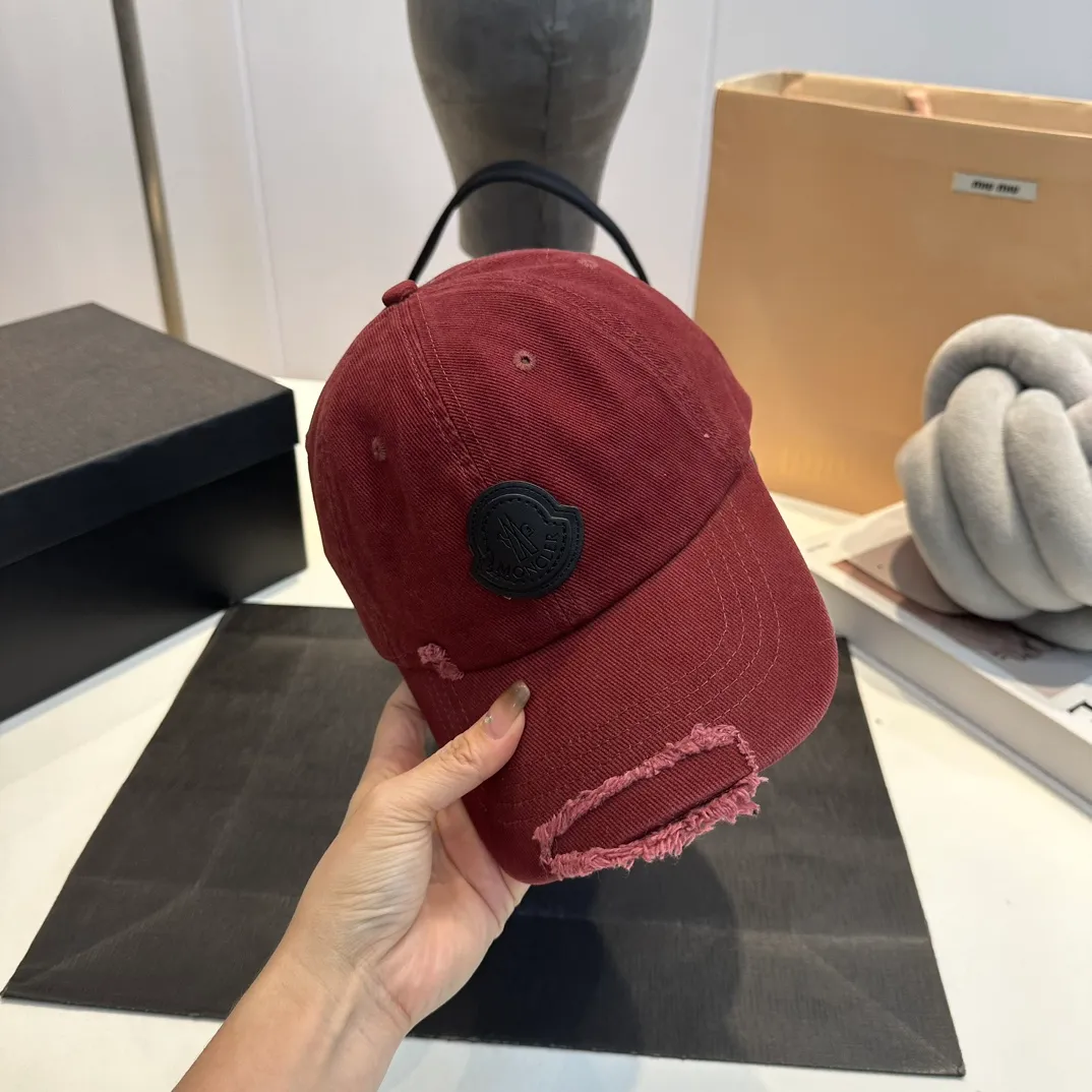 P60 MONCLER autumn and winter ripped baseball cap, suitable for young and fashionable people. It has a strong visual effect, good-looking and high-quality!