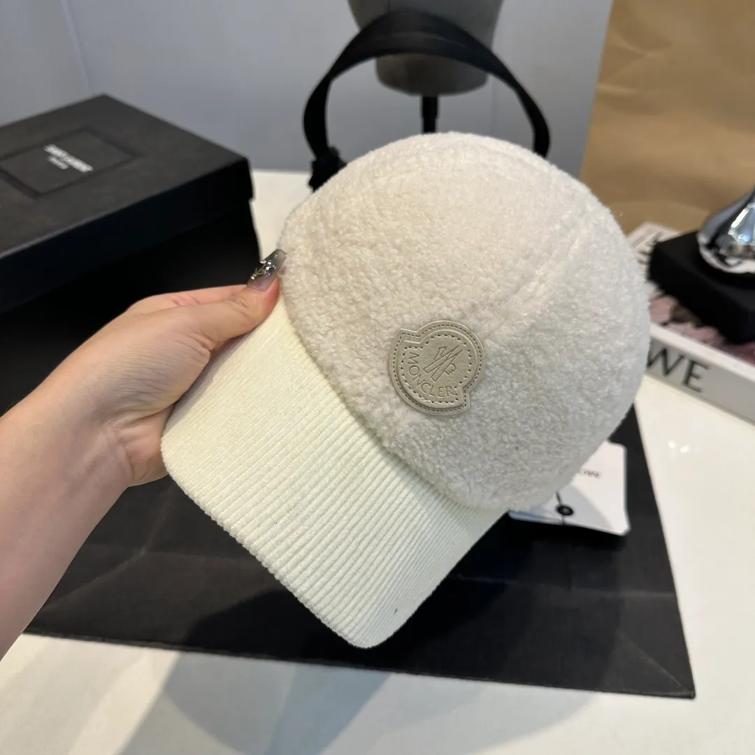 P70 Moncler Mouth Logo Baseball Cap, a must-have item for no-makeup makeup. It looks cool when paired with sweaters and T-shirts! The days when I don’t wash my hair all depend on this hat~