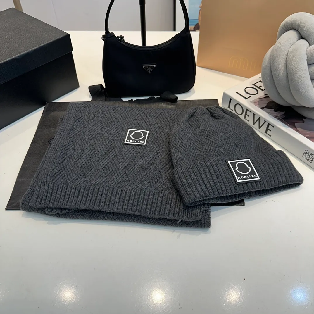 P110 MONCLER classic suit hat! Hat ➕Scarf! Cashmere and Rabbit Velvet Quality! It's warm and super comfortable~A great tool for young ladies to reduce their age in winter~This winter, all you need is a set of hats~It's warm and fashionable! Unisex model! Can be made as a couple model! Complete range of anti-counterfeiting labels and elevators! Many styles, welcome to choose!!
