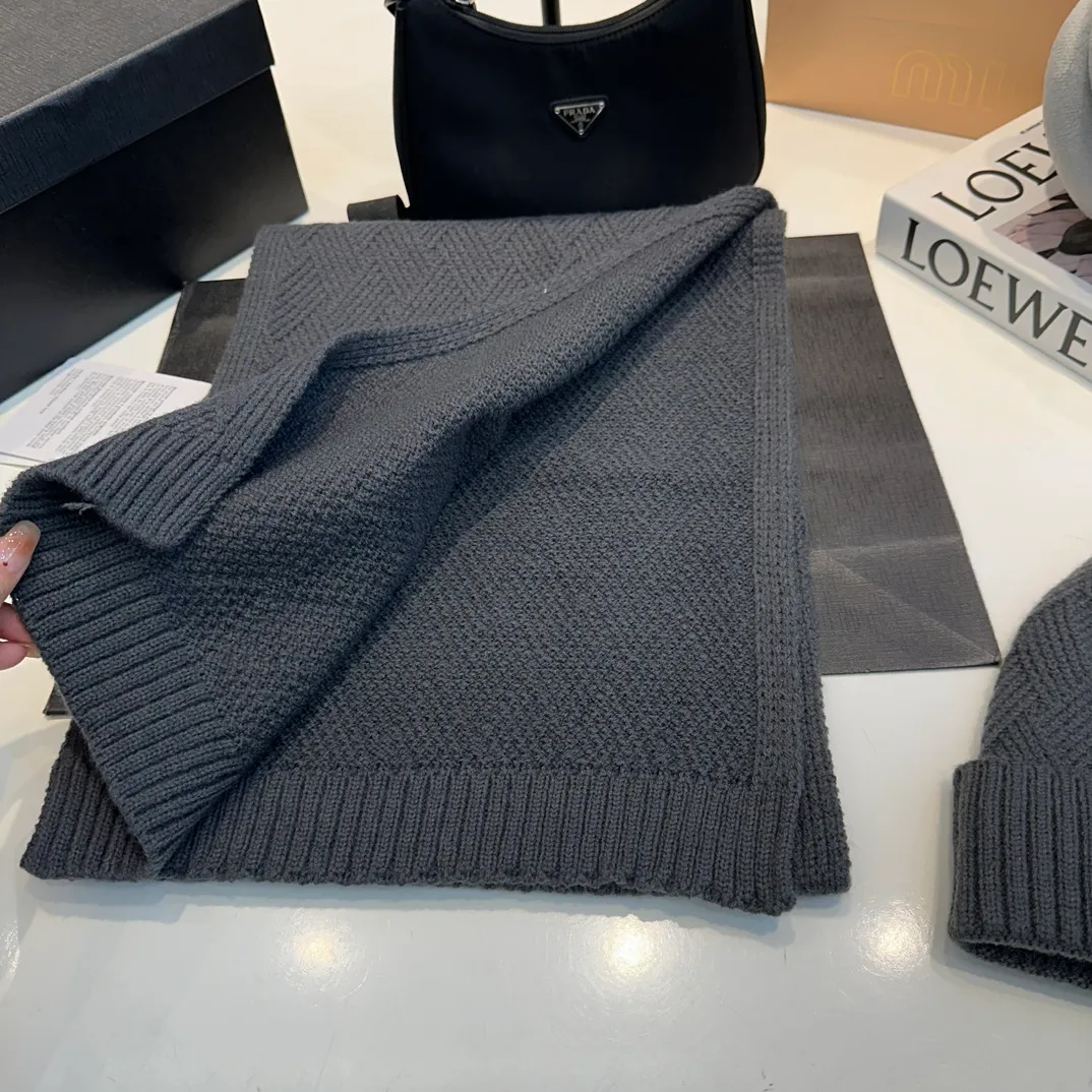 P110 MONCLER classic suit hat! Hat ➕Scarf! Cashmere and Rabbit Velvet Quality! It's warm and super comfortable~A great tool for young ladies to reduce their age in winter~This winter, all you need is a set of hats~It's warm and fashionable! Unisex model! Can be made as a couple model! Complete range of anti-counterfeiting labels and elevators! Many styles, welcome to choose!!