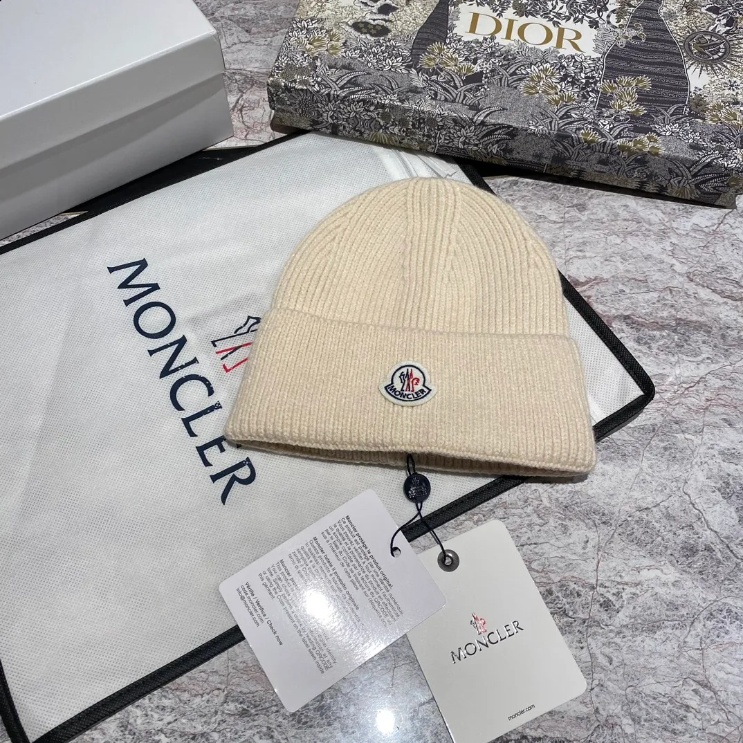 Moncler muzzle knitted hat