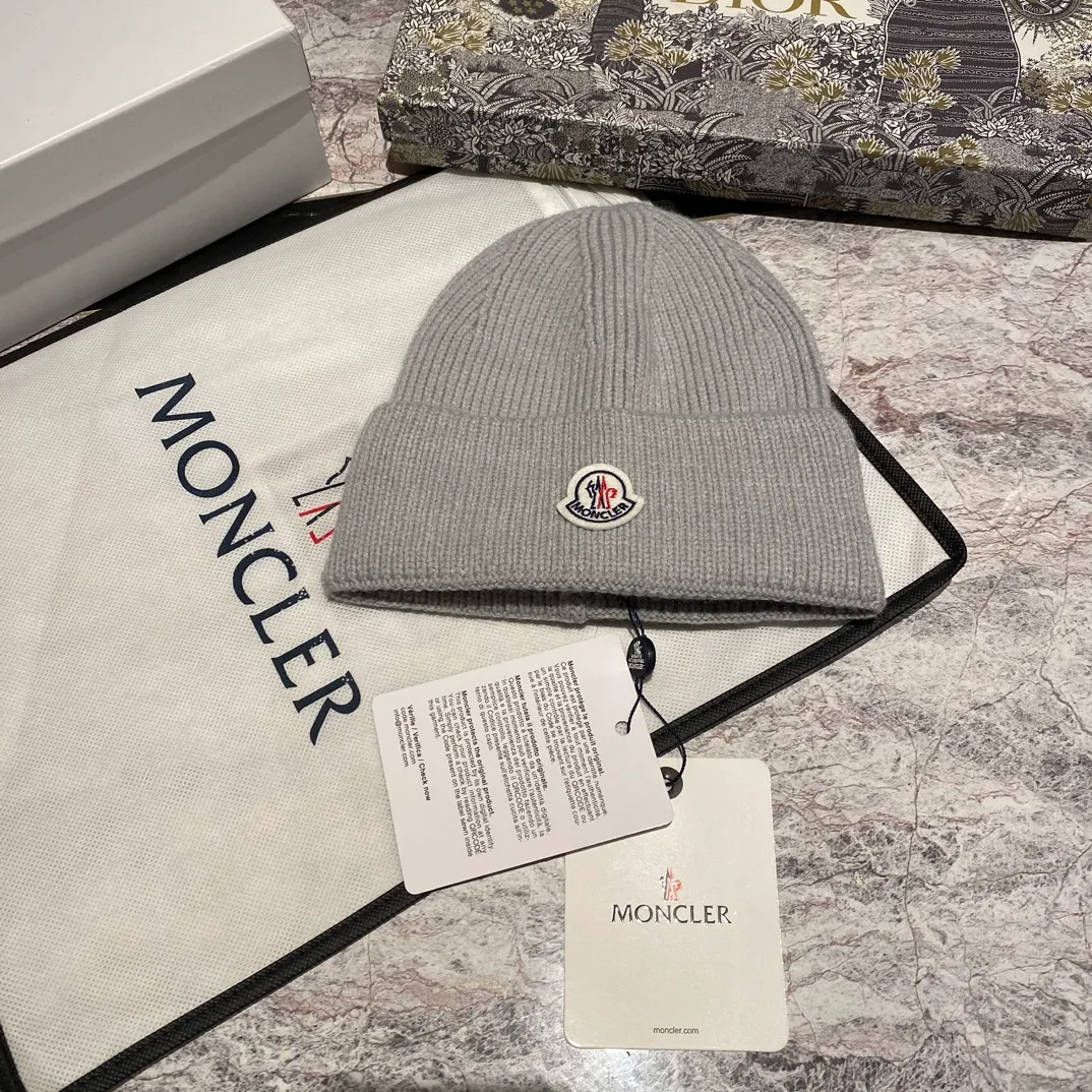 Moncler muzzle knitted hat