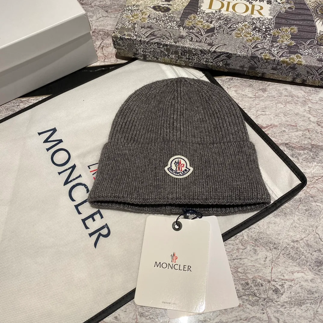 Moncler muzzle knitted hat