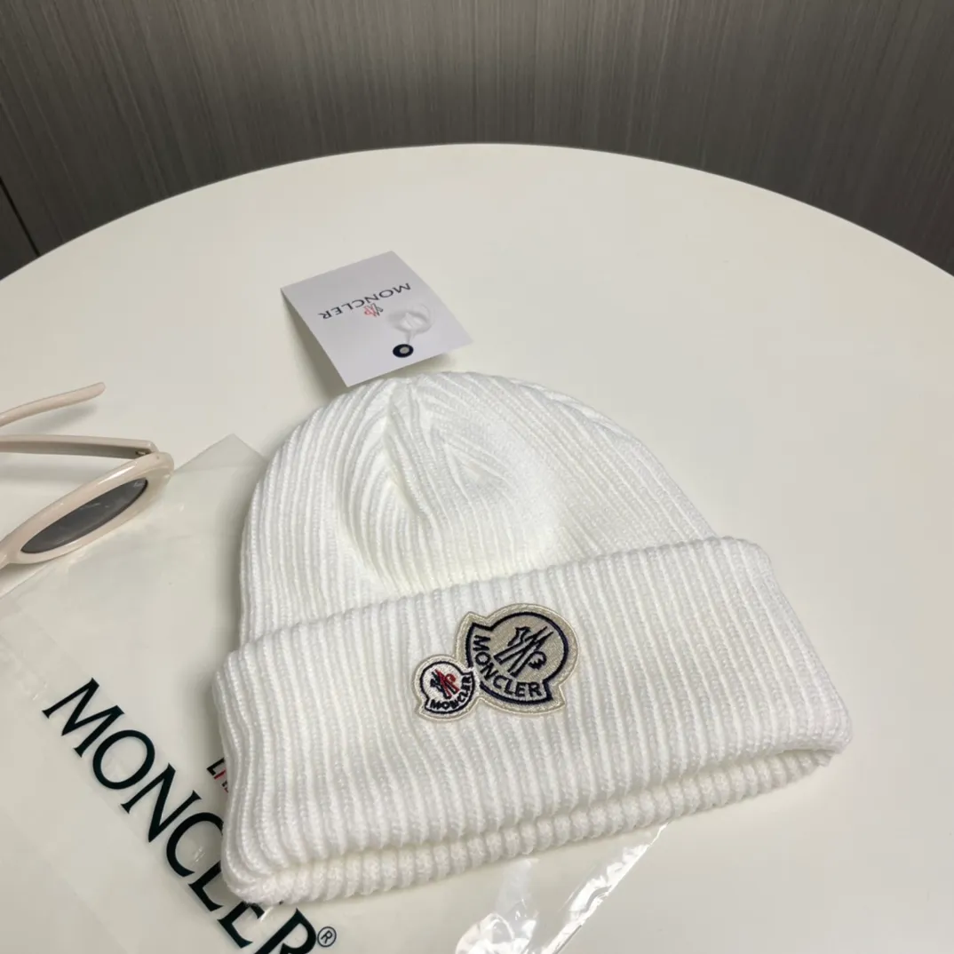 P56 comes with a dust bag for Moncler💥 Official website classic knitted hat, original replica. Very soft and skin-friendly, very elastic 💓 Textured and very versatile style ~ Warm cashmere woolen hat, one size fits all and elastic ~ Unisex, can be worn by any head size. Super quality, highly recommended