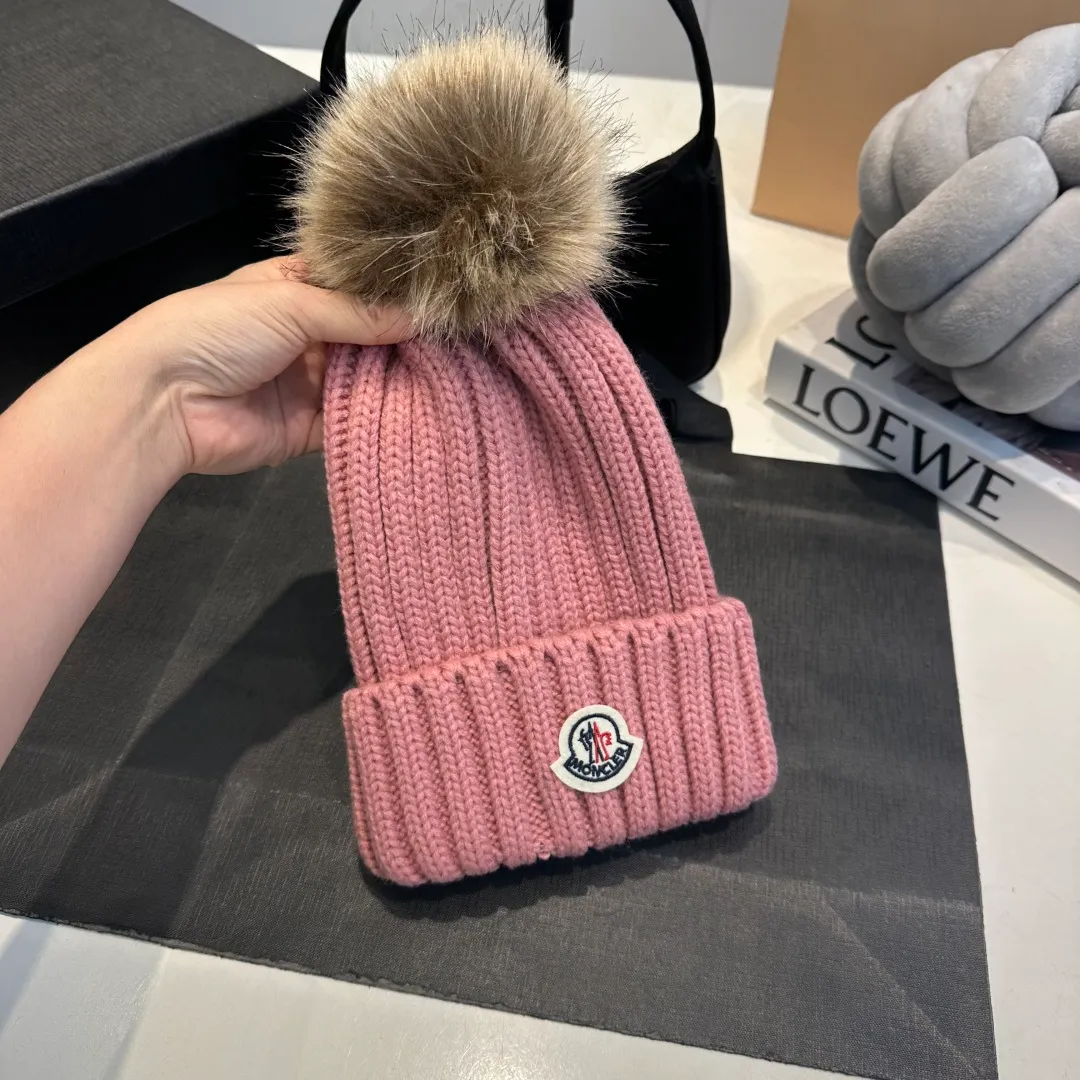 P50 high version Moncler Moncler 💥 Official website classic knitted hat, replica of the original. Very soft and skin-friendly, very elastic 💓 Textured and very versatile style ~ Warm cashmere woolen hat, one size fits all and elastic ~ Unisex, can be worn by any head size. Super quality, highly recommended