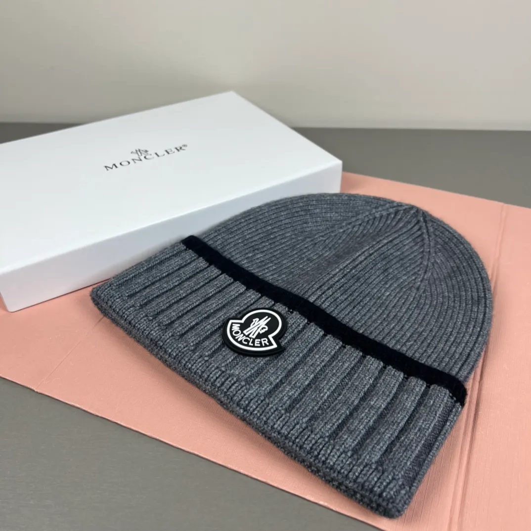 P56 comes with dust bag MONCLER mouth covering 🎩Good quality, high-end atmosphere, super popular 💖The texture is great, it is very easy to match when out on the street! Fashion trends! A must-have item for going out, the same style for men and women, get it now!