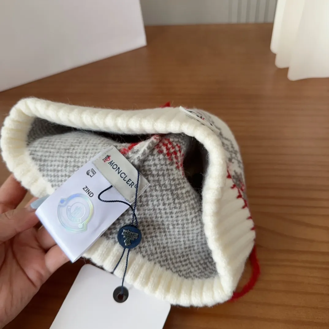 Moncler 25 autumn and winter wool knitted warm knitted hat has a soft and waxy texture like cashmere, authentic quality enjoyment!