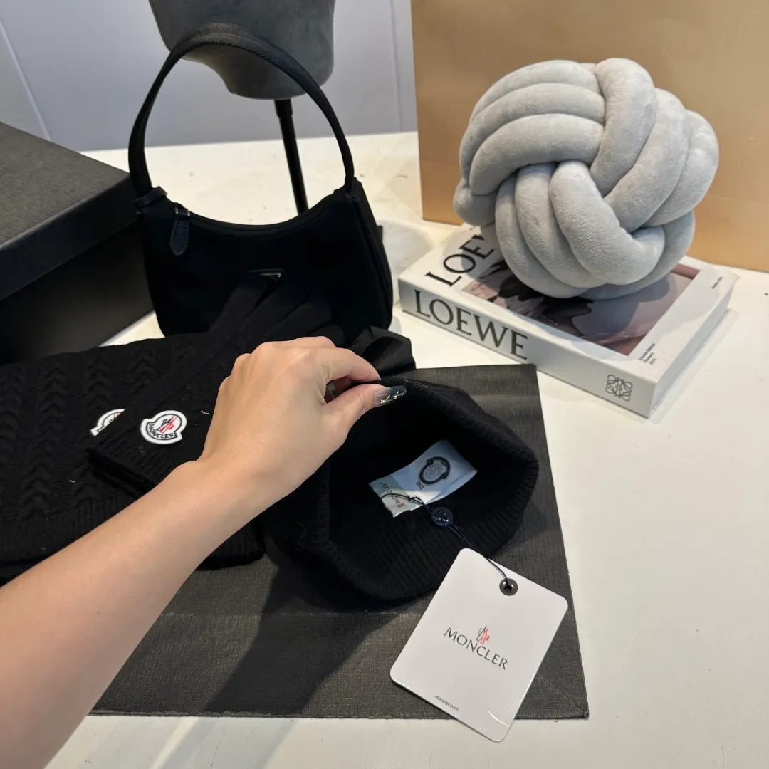 P160 Moncler muzzle suit autumn and winter style cuffed wool knitted beanie High quality customization! This must be my favorite of minimalism. It is clean, neat, fashionable and versatile, and will definitely not be picky about your face shape! A fashionable classic that lasts forever! Both men and women are welcome!