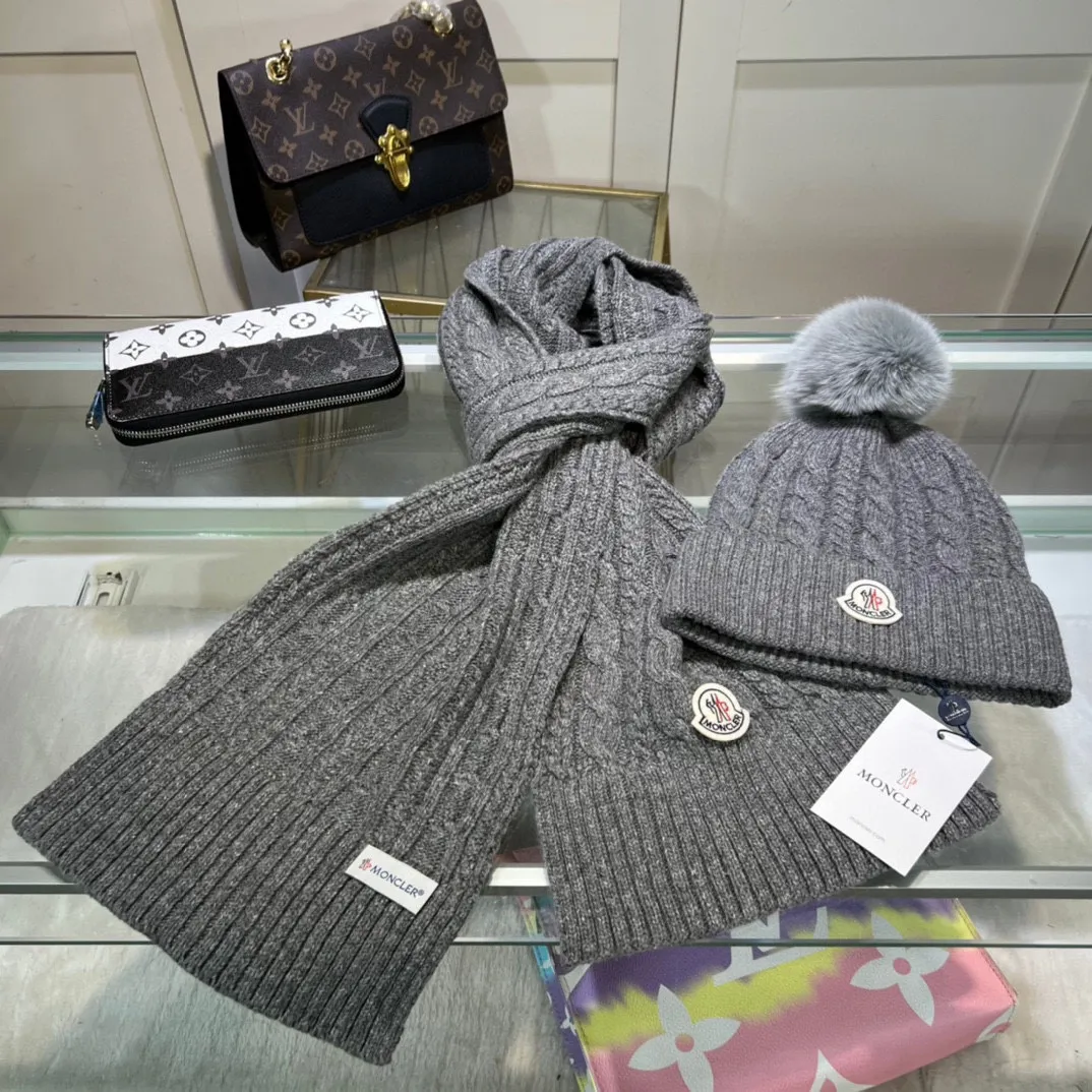 P190 MONCLER classic suit hat! Hat ➕Scarf! Cashmere and Rabbit Velvet Quality! It's warm and super comfortable~A great tool for young ladies to reduce their age in winter~This winter, all you need is a set of hats~It's warm and fashionable! Unisex model! Can be made as a couple model! Complete range of anti-counterfeiting labels and elevators! Many styles, welcome to choose!!